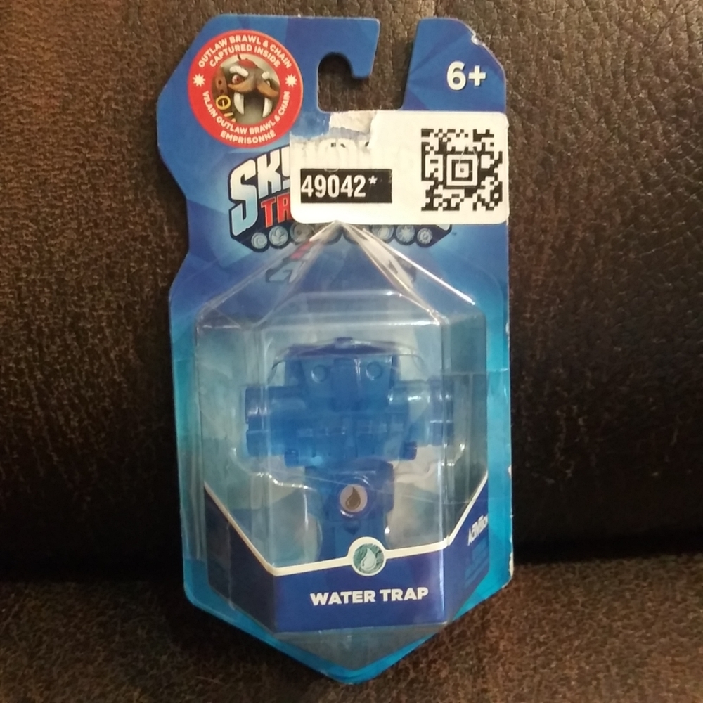 SKYLANDERS TRAP TEAM TARGET OUTLAW BRAWL AND CHAIN WATER TRAP. New unopened.